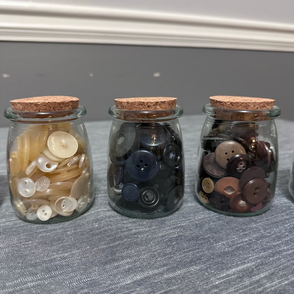 Lot Jar of buttons variety of sizes about an 8 Jars - Picture 5 of 6